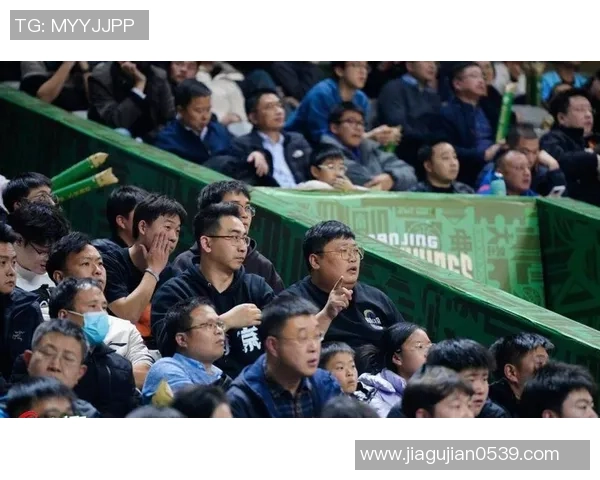 广州足球队团队协作引发热议球迷对战术配合和球员默契产生分歧 广州足球队团队协作引发热议球迷对战术配合和球员默契产生分歧